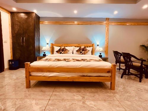 Cama o camas de una habitación en Hilltop Heaven With Scenic Mountain View