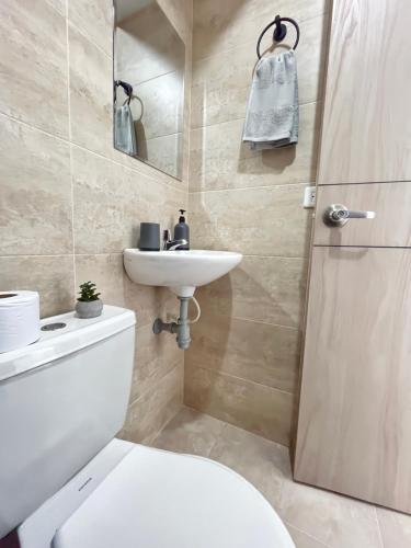 a bathroom with a toilet and a sink and a shower at Apartamento Ideal cerca de Zona Industrial, Terminal y Centro Comercial in Cartagena de Indias