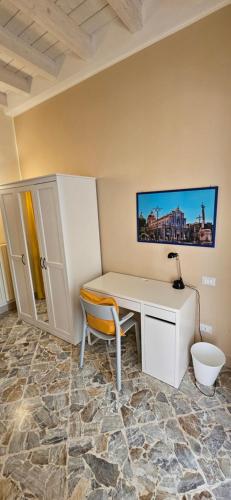 an office with a desk and a chair in a room at Le quattro stagioni - The Four Seasons in San Gregorio di Catania