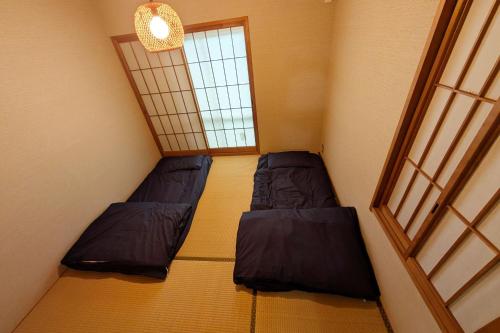 Postel nebo postele na pokoji v ubytování 森に抱かれた別荘