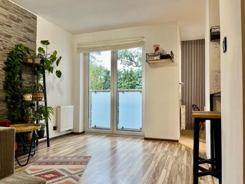 una sala de estar vacía con una gran puerta de cristal en Apartament Olszowka 12 Bielsko - Biała, en Bielsko-Biala