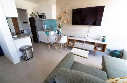TV a/nebo společenská místnost v ubytování Luxury Condo in Centro Playa with Pool