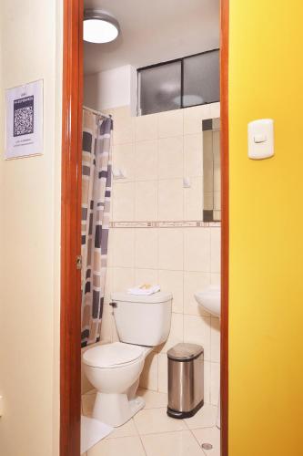 a bathroom with a toilet and a sink at Hostel Esperanza in Lima