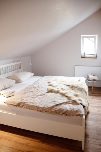 a white bed in a white room with a bedzinski at Overkamps - das Ferienhaus Odernheim in Odernheim