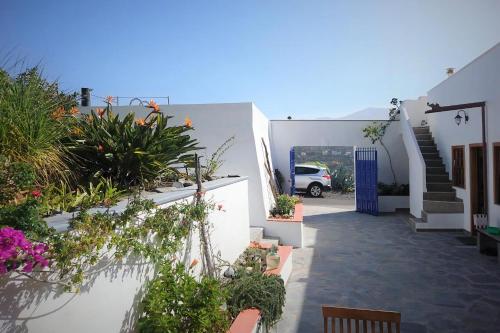 Un patio de una casa con flores y plantas. en Casa Vista Caldera, en Tijarafe