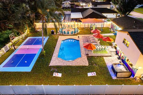 Bazén v ubytování NEW-Heated Pool-Pickleball-Hot Tub-Movie Theater-Game Room-Playset-Basketball-10 Beds nebo v jeho okolí