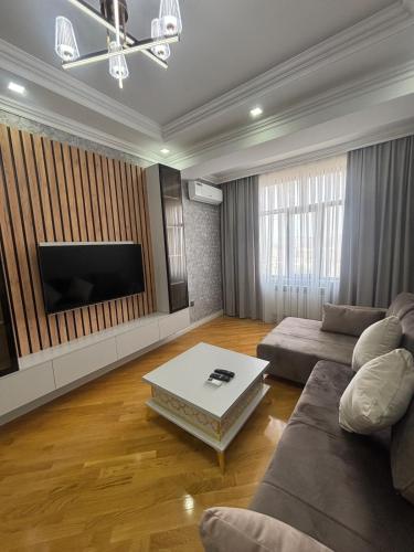 En tv och/eller ett underhållningssystem på CozyOneBedroom
