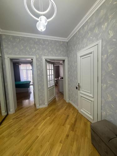 CozyOneBedroom في باكو: غرفة معيشة فارغة بها ثريا