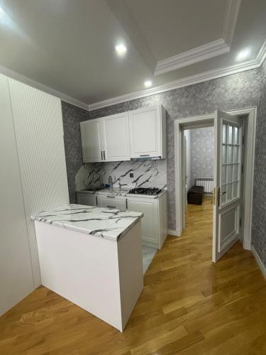 Kuchyň nebo kuchyňský kout v ubytování CozyOneBedroom