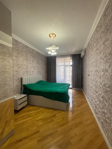 Postel nebo postele na pokoji v ubytování CozyOneBedroom