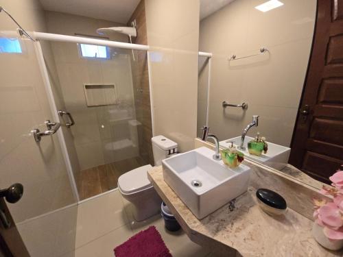 ein Badezimmer mit Waschbecken, Dusche und Toilette in der Unterkunft Casa Equipada e Confortável p seu Lazer em Gravatá in Gravatá