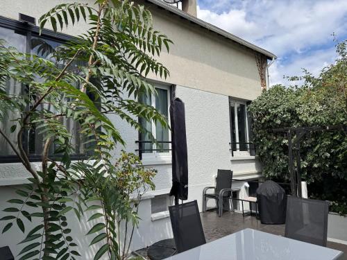 Maison Mont Valérien Spacious Family and Business Stay with AC and Parking, near Paris La Défense