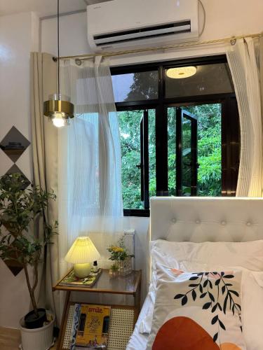 a bedroom with a bed and a window at Casa Issabella Cozy & Stylish Studio in Sorsogon in Sipak