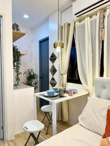 a bedroom with a bed and a table and chairs at Casa Issabella Cozy & Stylish Studio in Sorsogon in Sipak