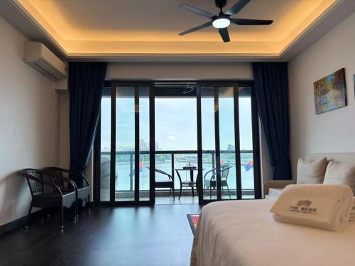 Postel nebo postele na pokoji v ubytování TheBess Hotel Tokyo is located adjacent to Singapore and offers a sea viewIt is a family business smart room with the sea view of Princess Bay富力公主湾