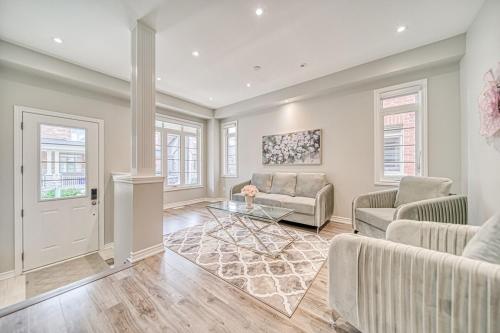 Φωτογραφία από το άλμπουμ του Spacious 3BR Townhome Near Casino & Thermea Spa σε Ajax