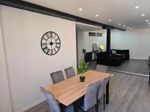 Χώρος καθιστικού στο Spacieux logement 120m2 centre ville Foix -3 chambres-2SDB-2wc-Parking gratuit à 1 Minute