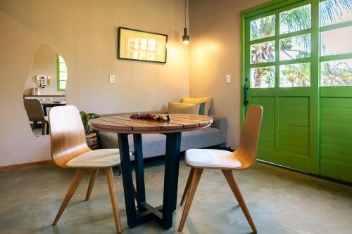 a dining room with a table and two chairs at Casa Jaú in Novo Airão