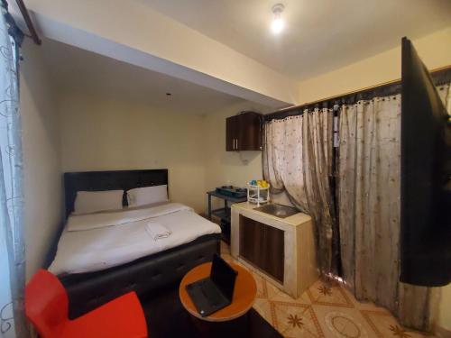 Un pequeño dormitorio con una cama y un televisor. en Guest favourite, en Rungiri