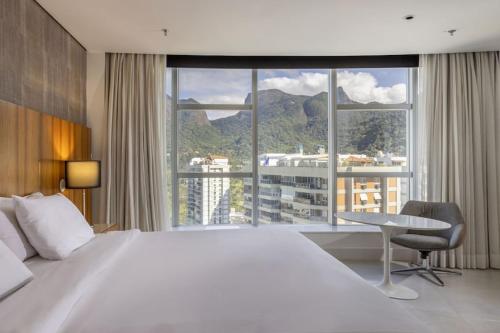 Nespecifikovaný výhled na hory nebo výhled na hory při pohledu z hotelu