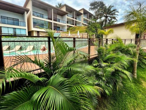 ein Resort mit Swimmingpool und Palmen in der Unterkunft Amerigo Vespucci Mar e Ceu in Morro de São Paulo