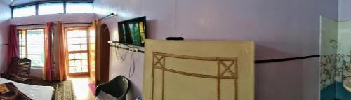 Aasara Homestay Vill Soli Kausaniにあるテレビまたはエンターテインメントセンター