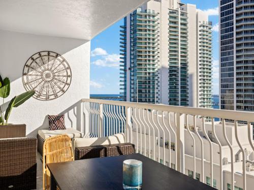 Brickell Luxe - Best Balcony - 32nd Fl - Luxe Waterfront & City Views - Furnished Balcony - Walk-Water-WiFi photo 11