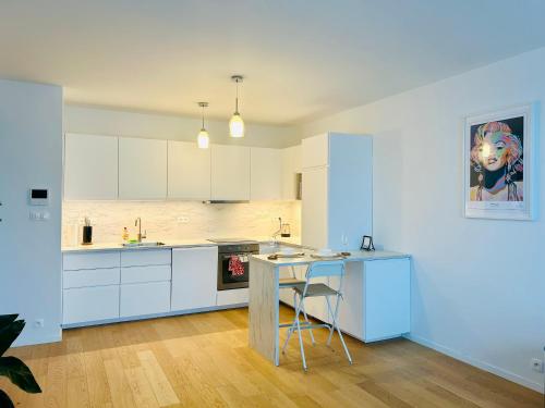 Stylish 19th-Floor Klingerka Apartment with Stunning Castle Views & Free Parking