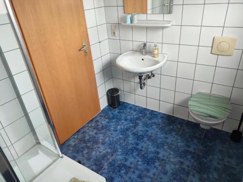 a bathroom with a sink and a toilet at Pension Gaiser in Neuhausen auf den Fildern