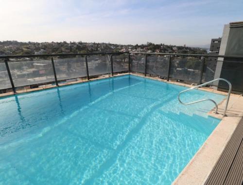 a large swimming pool on top of a building at Departamento centro Carlos Paz con pileta in Villa Carlos Paz