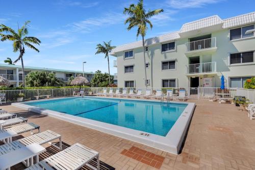 Bazén v ubytování Ocean View 2 bedroom Condo Pool Key Colony Beach nebo v jeho okolí