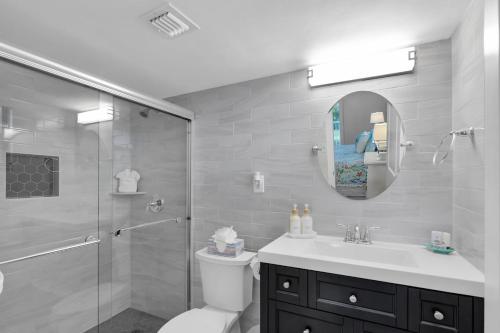 Ένα μπάνιο στο Ocean View 2 bedroom Condo Pool Key Colony Beach