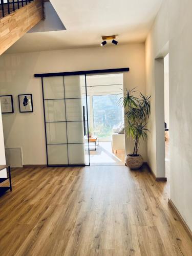 an empty living room with a sliding glass door at Gemütliches Ferienhaus im idyllischen Falkensee in Falkensee
