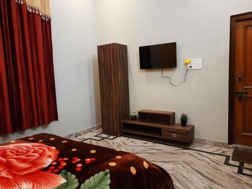 a bedroom with a bed and a tv on a wall at Hotel O Ocean's 11 in Daurāla