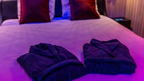 Katil atau katil-katil dalam bilik di BALNEO - SAUNA - WIFi - LA CLÉ DU DÉSIR