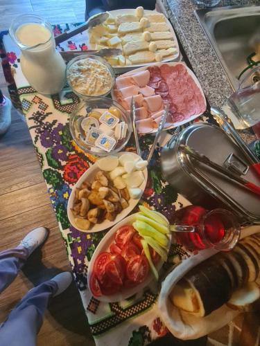 Makanan di atau berdekatan rumah tamu ini
