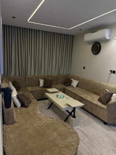 a living room with a couch and a table at شقة ما تتفوت in Tabuk