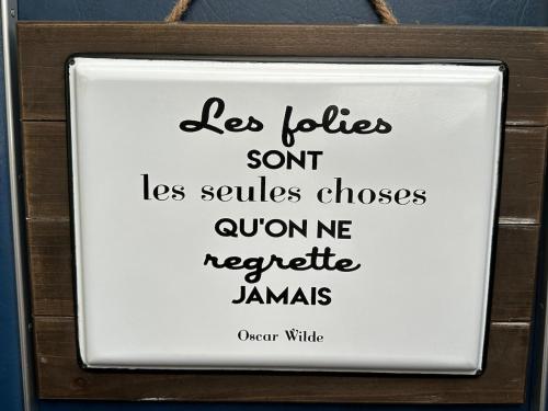 a sign that reads les turtles sonnets sonnetsosesosesosesosesosesoses at Vedette location à la nuitée sur l eau in Valence