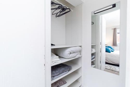 Ένα ή περισσότερα κρεβάτια σε δωμάτιο στο Lovely flat with Wi-Fi and free parking