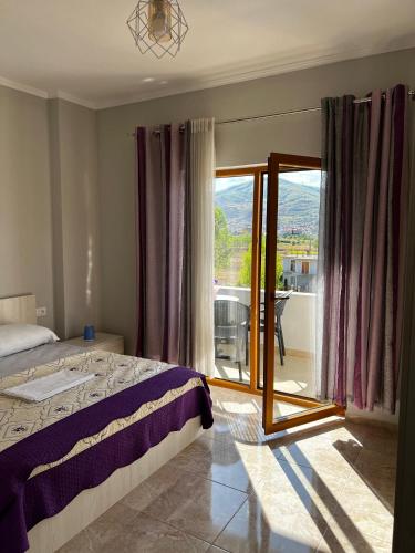 Ένα ή περισσότερα κρεβάτια σε δωμάτιο στο Pogradec Cozy Nest