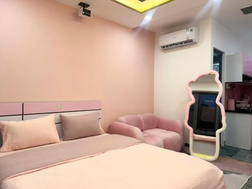 Un dormitorio con una cama, un sofá y un televisor. en Four P Home Phu Nhuan, en Ho Chi Minh