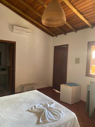 una camera da letto con un letto e un asciugamano sopra di Fantasias do Agreste - Pousada a Mangue Sêco