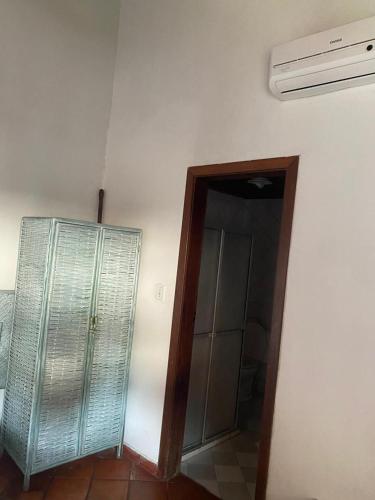 una stanza con una porta a vetri accanto a un muro di Fantasias do Agreste - Pousada a Mangue Sêco