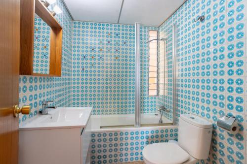 Un baño con inodoro, ducha y lavabo. en Paradise View, en Villajoyosa
