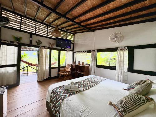 エル・ザイノにあるLodge Cacaoの窓のある部屋にある大きなベッドのある寝室