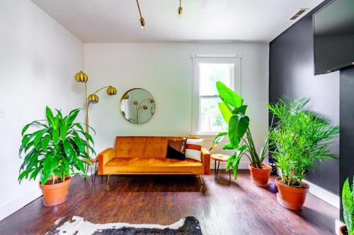 a living room with a couch and potted plants at Prime Location Top Rated Clean Parking Free! in Chillicothe