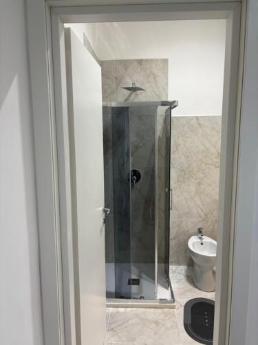 un baño con ducha y WC en Sun&Home, en Siracusa