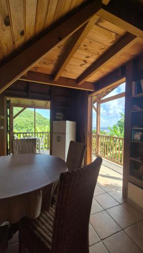 Les chalets Colibris - Anse Figuierにあるバルコニーまたはテラス
