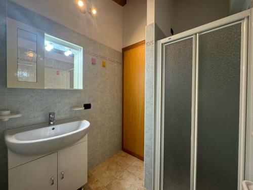 a bathroom with a sink and a shower at Villa Rosi&Maria in Coccorino