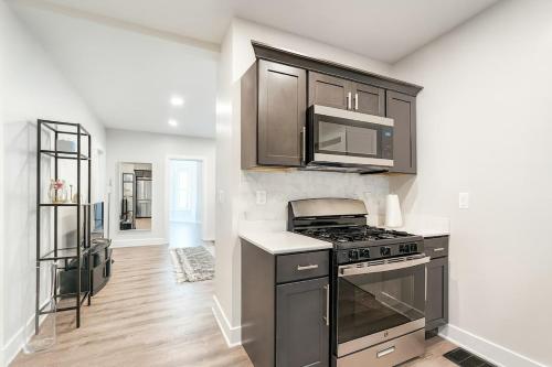 Кухня или мини-кухня в Downtown Haven Walk to Yale Renovated Parking
